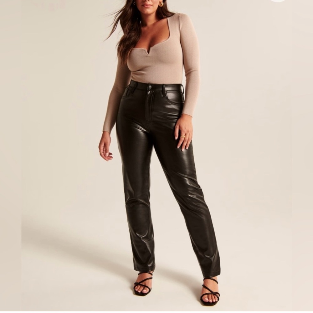 Abercrombie Curve Love The 90’s Straight Ultra High Rise Black - Size 33/16 NWT